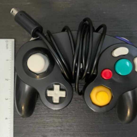 2 Nintendo GameCube controllers - Picture 4 of 5